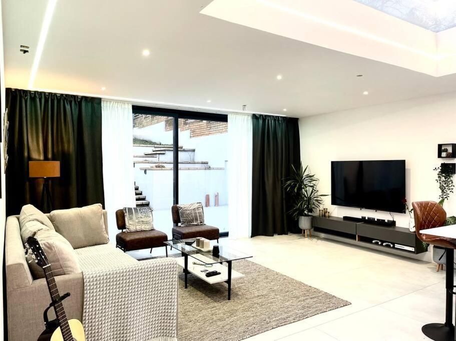 Modern And Spacious, Family House. Villa *