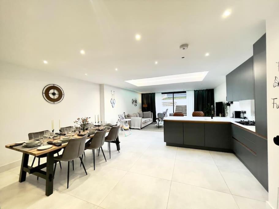 Modern And Spacious, Family House. * Luton (Bedfordshire)