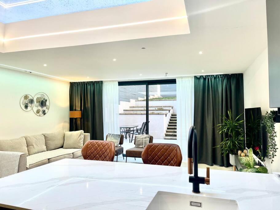 Villa Modern And Spacious, Family House. Luton (Bedfordshire)