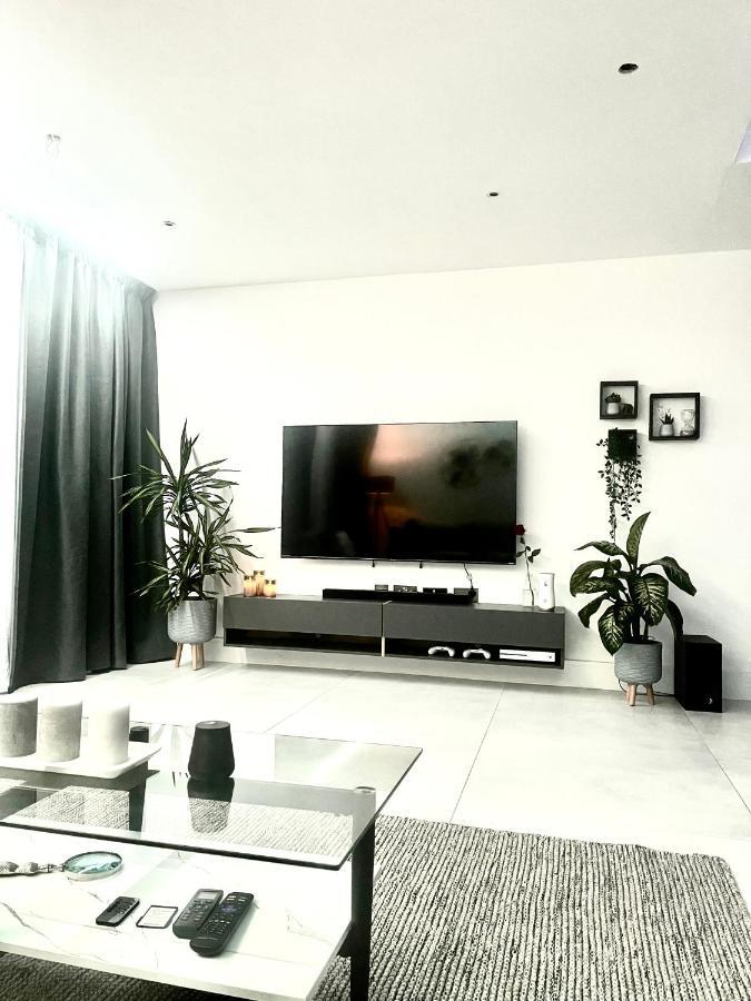 Villa Modern And Spacious, Family House. *